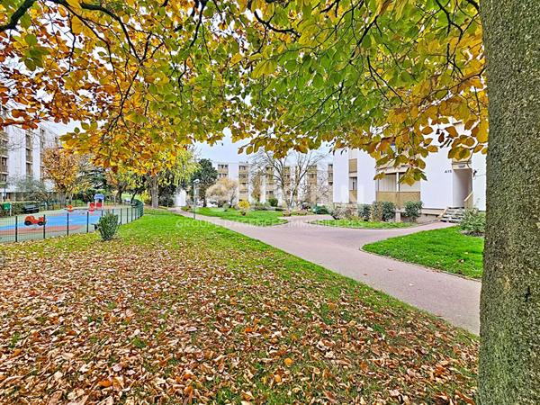 A vendre à LONGJUMEAU Appartement 4 pièces avec 3 chambres, balcon, cave et place de parking