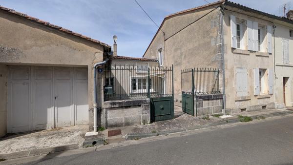 SEGONZAC (16) Charmante maison de ville avec cour et dépendance. Idéal premier achat ou investissement