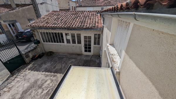SEGONZAC (16) Charmante maison de ville avec cour et dépendance. Idéal premier achat ou investissement
