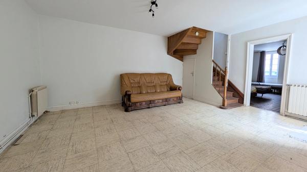 SEGONZAC (16) Charmante maison de ville avec cour et dépendance. Idéal premier achat ou investissement