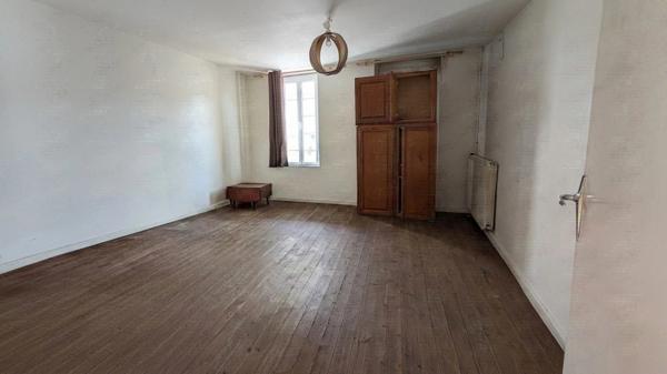 SEGONZAC (16) Charmante maison de ville avec cour et dépendance. Idéal premier achat ou investissement