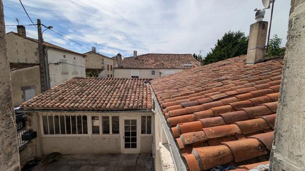 SEGONZAC (16) Charmante maison de ville avec cour et dépendance. Idéal premier achat ou investissement