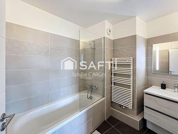 Récent, très bon état, balcon, parking et box