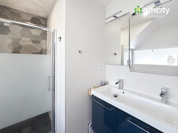 Maison
         5 pièces
        - 156 m² 468 000 € *