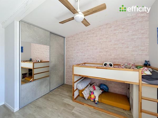 Maison
         5 pièces
        - 156 m² 468 000 € *