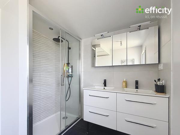 Maison
         5 pièces
        - 156 m² 468 000 € *