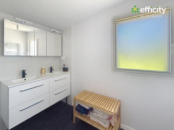 Maison
         5 pièces
        - 156 m² 468 000 € *