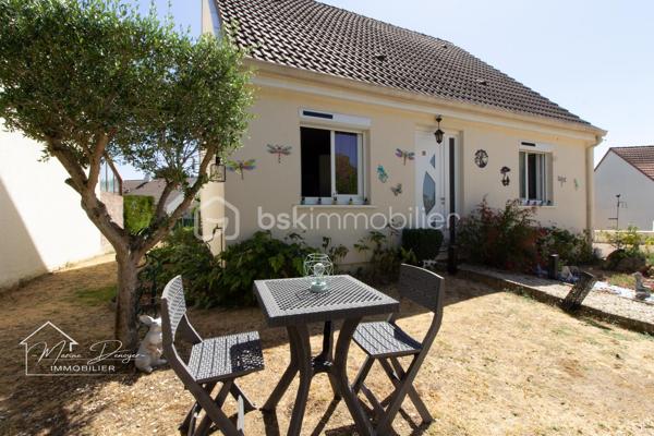 À découvrir à La Ferté-Alais, dans un secteur calme et recherché, maison individuelle d’environ 94 m² habitables, édifiée sur une parcelle de 450 m², offrant une distribution fonctionnelle et de nombreux atouts pour une vie de famille.

La maison se compose, au rez-de-chaussée, d’une entrée, d’une cuisine indépendante aménagée et équipée, d’un WC, d’une chambre ainsi que d’un salon-séjour lumineux donnant directement accès à une grande terrasse.

À l’étage, l’espace nuit propose deux belle chambres, un dressing ainsi qu’une salle de bains avec WC.

À l’extérieur, vous profiterez d’un jardin clos, entretenu et bien exposé, ainsi que d’une grande terrasse équipée d’un store banne et d’un bassin, offrant un agréable espace de détente.

La maison bénéficie également d’un sous-sol total, comprenant un espace garage, une buanderie et de belles possibilités de rangement ou d’aménagement.

Les atouts :

* Maison individuelle
* Environ 94m² habitables
* 3 chambres dont 1 au rez-de-chaussée
* Terrain clos de 450 m²
* Sous-sol total
* Garage
* Buanderie et espace de stockage
* Grande terrasse
* Store banne
* Tout à l’égout 
* Jardin bien exposé
* Secteur calme et recherché
* Proximité des écoles, commerces et services
* DPE : C

Quelques travaux de rafraîchissement (peinture) sont à prévoir, permettant aux futurs propriétaires de personnaliser les espaces selon leurs goûts et de révéler pleinement le potentiel de cette maison.

Photo de projection proposée.

Une maison familiale fonctionnelle, lumineuse et bien située, à découvrir sans tarder.