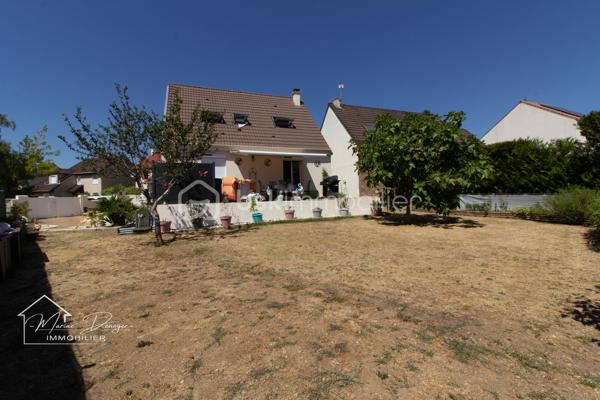 À découvrir à La Ferté-Alais, dans un secteur calme et recherché, maison individuelle d’environ 94 m² habitables, édifiée sur une parcelle de 450 m², offrant une distribution fonctionnelle et de nombreux atouts pour une vie de famille.

La maison se compose, au rez-de-chaussée, d’une entrée, d’une cuisine indépendante aménagée et équipée, d’un WC, d’une chambre ainsi que d’un salon-séjour lumineux donnant directement accès à une grande terrasse.

À l’étage, l’espace nuit propose deux belle chambres, un dressing ainsi qu’une salle de bains avec WC.

À l’extérieur, vous profiterez d’un jardin clos, entretenu et bien exposé, ainsi que d’une grande terrasse équipée d’un store banne et d’un bassin, offrant un agréable espace de détente.

La maison bénéficie également d’un sous-sol total, comprenant un espace garage, une buanderie et de belles possibilités de rangement ou d’aménagement.

Les atouts :

* Maison individuelle
* Environ 94m² habitables
* 3 chambres dont 1 au rez-de-chaussée
* Terrain clos de 450 m²
* Sous-sol total
* Garage
* Buanderie et espace de stockage
* Grande terrasse
* Store banne
* Tout à l’égout 
* Jardin bien exposé
* Secteur calme et recherché
* Proximité des écoles, commerces et services
* DPE : C

Quelques travaux de rafraîchissement (peinture) sont à prévoir, permettant aux futurs propriétaires de personnaliser les espaces selon leurs goûts et de révéler pleinement le potentiel de cette maison.

Photo de projection proposée.

Une maison familiale fonctionnelle, lumineuse et bien située, à découvrir sans tarder.