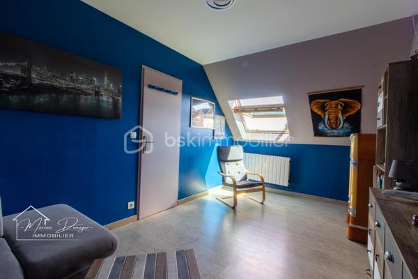 À découvrir à La Ferté-Alais, dans un secteur calme et recherché, maison individuelle d’environ 94 m² habitables, édifiée sur une parcelle de 450 m², offrant une distribution fonctionnelle et de nombreux atouts pour une vie de famille.

La maison se compose, au rez-de-chaussée, d’une entrée, d’une cuisine indépendante aménagée et équipée, d’un WC, d’une chambre ainsi que d’un salon-séjour lumineux donnant directement accès à une grande terrasse.

À l’étage, l’espace nuit propose deux belle chambres, un dressing ainsi qu’une salle de bains avec WC.

À l’extérieur, vous profiterez d’un jardin clos, entretenu et bien exposé, ainsi que d’une grande terrasse équipée d’un store banne et d’un bassin, offrant un agréable espace de détente.

La maison bénéficie également d’un sous-sol total, comprenant un espace garage, une buanderie et de belles possibilités de rangement ou d’aménagement.

Les atouts :

* Maison individuelle
* Environ 94m² habitables
* 3 chambres dont 1 au rez-de-chaussée
* Terrain clos de 450 m²
* Sous-sol total
* Garage
* Buanderie et espace de stockage
* Grande terrasse
* Store banne
* Tout à l’égout 
* Jardin bien exposé
* Secteur calme et recherché
* Proximité des écoles, commerces et services
* DPE : C

Quelques travaux de rafraîchissement (peinture) sont à prévoir, permettant aux futurs propriétaires de personnaliser les espaces selon leurs goûts et de révéler pleinement le potentiel de cette maison.

Photo de projection proposée.

Une maison familiale fonctionnelle, lumineuse et bien située, à découvrir sans tarder.