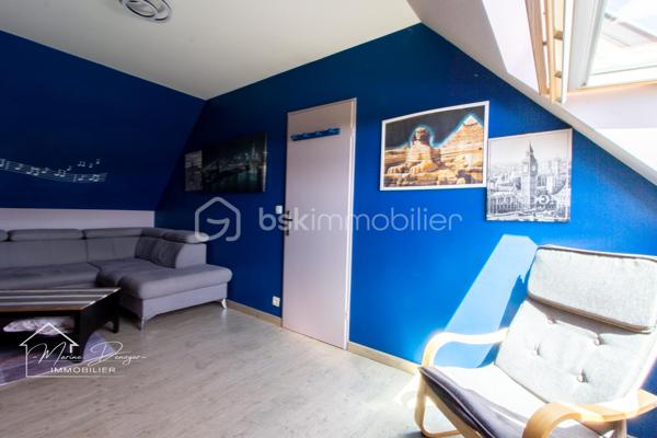 À découvrir à La Ferté-Alais, dans un secteur calme et recherché, maison individuelle d’environ 94 m² habitables, édifiée sur une parcelle de 450 m², offrant une distribution fonctionnelle et de nombreux atouts pour une vie de famille.

La maison se compose, au rez-de-chaussée, d’une entrée, d’une cuisine indépendante aménagée et équipée, d’un WC, d’une chambre ainsi que d’un salon-séjour lumineux donnant directement accès à une grande terrasse.

À l’étage, l’espace nuit propose deux belle chambres, un dressing ainsi qu’une salle de bains avec WC.

À l’extérieur, vous profiterez d’un jardin clos, entretenu et bien exposé, ainsi que d’une grande terrasse équipée d’un store banne et d’un bassin, offrant un agréable espace de détente.

La maison bénéficie également d’un sous-sol total, comprenant un espace garage, une buanderie et de belles possibilités de rangement ou d’aménagement.

Les atouts :

* Maison individuelle
* Environ 94m² habitables
* 3 chambres dont 1 au rez-de-chaussée
* Terrain clos de 450 m²
* Sous-sol total
* Garage
* Buanderie et espace de stockage
* Grande terrasse
* Store banne
* Tout à l’égout 
* Jardin bien exposé
* Secteur calme et recherché
* Proximité des écoles, commerces et services
* DPE : C

Quelques travaux de rafraîchissement (peinture) sont à prévoir, permettant aux futurs propriétaires de personnaliser les espaces selon leurs goûts et de révéler pleinement le potentiel de cette maison.

Photo de projection proposée.

Une maison familiale fonctionnelle, lumineuse et bien située, à découvrir sans tarder.