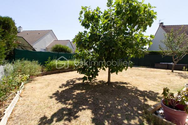 À découvrir à La Ferté-Alais, dans un secteur calme et recherché, maison individuelle d’environ 94 m² habitables, édifiée sur une parcelle de 450 m², offrant une distribution fonctionnelle et de nombreux atouts pour une vie de famille.

La maison se compose, au rez-de-chaussée, d’une entrée, d’une cuisine indépendante aménagée et équipée, d’un WC, d’une chambre ainsi que d’un salon-séjour lumineux donnant directement accès à une grande terrasse.

À l’étage, l’espace nuit propose deux belle chambres, un dressing ainsi qu’une salle de bains avec WC.

À l’extérieur, vous profiterez d’un jardin clos, entretenu et bien exposé, ainsi que d’une grande terrasse équipée d’un store banne et d’un bassin, offrant un agréable espace de détente.

La maison bénéficie également d’un sous-sol total, comprenant un espace garage, une buanderie et de belles possibilités de rangement ou d’aménagement.

Les atouts :

* Maison individuelle
* Environ 94m² habitables
* 3 chambres dont 1 au rez-de-chaussée
* Terrain clos de 450 m²
* Sous-sol total
* Garage
* Buanderie et espace de stockage
* Grande terrasse
* Store banne
* Tout à l’égout 
* Jardin bien exposé
* Secteur calme et recherché
* Proximité des écoles, commerces et services
* DPE : C

Quelques travaux de rafraîchissement (peinture) sont à prévoir, permettant aux futurs propriétaires de personnaliser les espaces selon leurs goûts et de révéler pleinement le potentiel de cette maison.

Photo de projection proposée.

Une maison familiale fonctionnelle, lumineuse et bien située, à découvrir sans tarder.