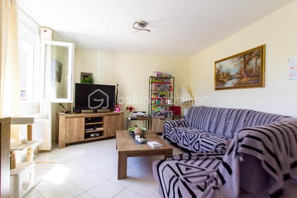 À découvrir à La Ferté-Alais, dans un secteur calme et recherché, maison individuelle d’environ 94 m² habitables, édifiée sur une parcelle de 450 m², offrant une distribution fonctionnelle et de nombreux atouts pour une vie de famille.

La maison se compose, au rez-de-chaussée, d’une entrée, d’une cuisine indépendante aménagée et équipée, d’un WC, d’une chambre ainsi que d’un salon-séjour lumineux donnant directement accès à une grande terrasse.

À l’étage, l’espace nuit propose deux belle chambres, un dressing ainsi qu’une salle de bains avec WC.

À l’extérieur, vous profiterez d’un jardin clos, entretenu et bien exposé, ainsi que d’une grande terrasse équipée d’un store banne et d’un bassin, offrant un agréable espace de détente.

La maison bénéficie également d’un sous-sol total, comprenant un espace garage, une buanderie et de belles possibilités de rangement ou d’aménagement.

Les atouts :

* Maison individuelle
* Environ 94m² habitables
* 3 chambres dont 1 au rez-de-chaussée
* Terrain clos de 450 m²
* Sous-sol total
* Garage
* Buanderie et espace de stockage
* Grande terrasse
* Store banne
* Tout à l’égout 
* Jardin bien exposé
* Secteur calme et recherché
* Proximité des écoles, commerces et services
* DPE : C

Quelques travaux de rafraîchissement (peinture) sont à prévoir, permettant aux futurs propriétaires de personnaliser les espaces selon leurs goûts et de révéler pleinement le potentiel de cette maison.

Photo de projection proposée.

Une maison familiale fonctionnelle, lumineuse et bien située, à découvrir sans tarder.
