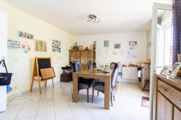 À découvrir à La Ferté-Alais, dans un secteur calme et recherché, maison individuelle d’environ 94 m² habitables, édifiée sur une parcelle de 450 m², offrant une distribution fonctionnelle et de nombreux atouts pour une vie de famille.

La maison se compose, au rez-de-chaussée, d’une entrée, d’une cuisine indépendante aménagée et équipée, d’un WC, d’une chambre ainsi que d’un salon-séjour lumineux donnant directement accès à une grande terrasse.

À l’étage, l’espace nuit propose deux belle chambres, un dressing ainsi qu’une salle de bains avec WC.

À l’extérieur, vous profiterez d’un jardin clos, entretenu et bien exposé, ainsi que d’une grande terrasse équipée d’un store banne et d’un bassin, offrant un agréable espace de détente.

La maison bénéficie également d’un sous-sol total, comprenant un espace garage, une buanderie et de belles possibilités de rangement ou d’aménagement.

Les atouts :

* Maison individuelle
* Environ 94m² habitables
* 3 chambres dont 1 au rez-de-chaussée
* Terrain clos de 450 m²
* Sous-sol total
* Garage
* Buanderie et espace de stockage
* Grande terrasse
* Store banne
* Tout à l’égout 
* Jardin bien exposé
* Secteur calme et recherché
* Proximité des écoles, commerces et services
* DPE : C

Quelques travaux de rafraîchissement (peinture) sont à prévoir, permettant aux futurs propriétaires de personnaliser les espaces selon leurs goûts et de révéler pleinement le potentiel de cette maison.

Photo de projection proposée.

Une maison familiale fonctionnelle, lumineuse et bien située, à découvrir sans tarder.