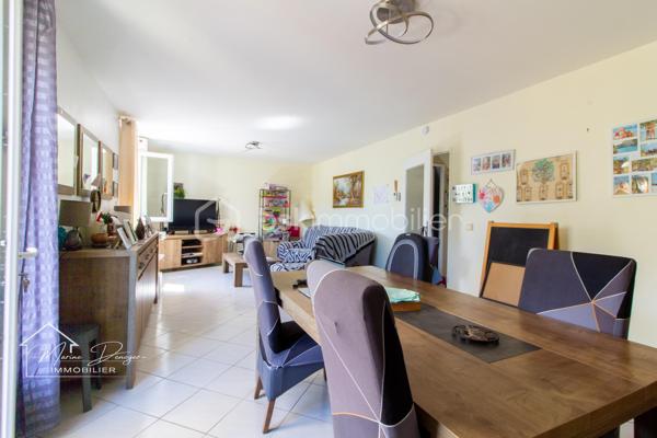 À découvrir à La Ferté-Alais, dans un secteur calme et recherché, maison individuelle d’environ 94 m² habitables, édifiée sur une parcelle de 450 m², offrant une distribution fonctionnelle et de nombreux atouts pour une vie de famille.

La maison se compose, au rez-de-chaussée, d’une entrée, d’une cuisine indépendante aménagée et équipée, d’un WC, d’une chambre ainsi que d’un salon-séjour lumineux donnant directement accès à une grande terrasse.

À l’étage, l’espace nuit propose deux belle chambres, un dressing ainsi qu’une salle de bains avec WC.

À l’extérieur, vous profiterez d’un jardin clos, entretenu et bien exposé, ainsi que d’une grande terrasse équipée d’un store banne et d’un bassin, offrant un agréable espace de détente.

La maison bénéficie également d’un sous-sol total, comprenant un espace garage, une buanderie et de belles possibilités de rangement ou d’aménagement.

Les atouts :

* Maison individuelle
* Environ 94m² habitables
* 3 chambres dont 1 au rez-de-chaussée
* Terrain clos de 450 m²
* Sous-sol total
* Garage
* Buanderie et espace de stockage
* Grande terrasse
* Store banne
* Tout à l’égout 
* Jardin bien exposé
* Secteur calme et recherché
* Proximité des écoles, commerces et services
* DPE : C

Quelques travaux de rafraîchissement (peinture) sont à prévoir, permettant aux futurs propriétaires de personnaliser les espaces selon leurs goûts et de révéler pleinement le potentiel de cette maison.

Photo de projection proposée.

Une maison familiale fonctionnelle, lumineuse et bien située, à découvrir sans tarder.