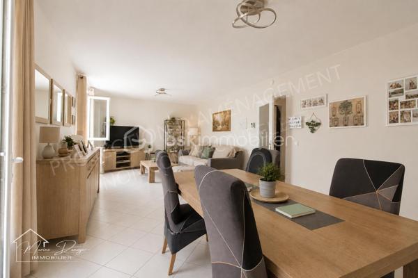 À découvrir à La Ferté-Alais, dans un secteur calme et recherché, maison individuelle d’environ 94 m² habitables, édifiée sur une parcelle de 450 m², offrant une distribution fonctionnelle et de nombreux atouts pour une vie de famille.

La maison se compose, au rez-de-chaussée, d’une entrée, d’une cuisine indépendante aménagée et équipée, d’un WC, d’une chambre ainsi que d’un salon-séjour lumineux donnant directement accès à une grande terrasse.

À l’étage, l’espace nuit propose deux belle chambres, un dressing ainsi qu’une salle de bains avec WC.

À l’extérieur, vous profiterez d’un jardin clos, entretenu et bien exposé, ainsi que d’une grande terrasse équipée d’un store banne et d’un bassin, offrant un agréable espace de détente.

La maison bénéficie également d’un sous-sol total, comprenant un espace garage, une buanderie et de belles possibilités de rangement ou d’aménagement.

Les atouts :

* Maison individuelle
* Environ 94m² habitables
* 3 chambres dont 1 au rez-de-chaussée
* Terrain clos de 450 m²
* Sous-sol total
* Garage
* Buanderie et espace de stockage
* Grande terrasse
* Store banne
* Tout à l’égout 
* Jardin bien exposé
* Secteur calme et recherché
* Proximité des écoles, commerces et services
* DPE : C

Quelques travaux de rafraîchissement (peinture) sont à prévoir, permettant aux futurs propriétaires de personnaliser les espaces selon leurs goûts et de révéler pleinement le potentiel de cette maison.

Photo de projection proposée.

Une maison familiale fonctionnelle, lumineuse et bien située, à découvrir sans tarder.