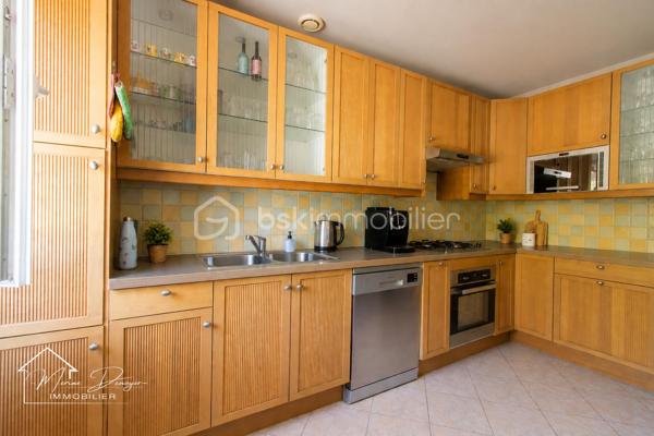 À découvrir à La Ferté-Alais, dans un secteur calme et recherché, maison individuelle d’environ 94 m² habitables, édifiée sur une parcelle de 450 m², offrant une distribution fonctionnelle et de nombreux atouts pour une vie de famille.

La maison se compose, au rez-de-chaussée, d’une entrée, d’une cuisine indépendante aménagée et équipée, d’un WC, d’une chambre ainsi que d’un salon-séjour lumineux donnant directement accès à une grande terrasse.

À l’étage, l’espace nuit propose deux belle chambres, un dressing ainsi qu’une salle de bains avec WC.

À l’extérieur, vous profiterez d’un jardin clos, entretenu et bien exposé, ainsi que d’une grande terrasse équipée d’un store banne et d’un bassin, offrant un agréable espace de détente.

La maison bénéficie également d’un sous-sol total, comprenant un espace garage, une buanderie et de belles possibilités de rangement ou d’aménagement.

Les atouts :

* Maison individuelle
* Environ 94m² habitables
* 3 chambres dont 1 au rez-de-chaussée
* Terrain clos de 450 m²
* Sous-sol total
* Garage
* Buanderie et espace de stockage
* Grande terrasse
* Store banne
* Tout à l’égout 
* Jardin bien exposé
* Secteur calme et recherché
* Proximité des écoles, commerces et services
* DPE : C

Quelques travaux de rafraîchissement (peinture) sont à prévoir, permettant aux futurs propriétaires de personnaliser les espaces selon leurs goûts et de révéler pleinement le potentiel de cette maison.

Photo de projection proposée.

Une maison familiale fonctionnelle, lumineuse et bien située, à découvrir sans tarder.