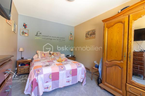 À découvrir à La Ferté-Alais, dans un secteur calme et recherché, maison individuelle d’environ 94 m² habitables, édifiée sur une parcelle de 450 m², offrant une distribution fonctionnelle et de nombreux atouts pour une vie de famille.

La maison se compose, au rez-de-chaussée, d’une entrée, d’une cuisine indépendante aménagée et équipée, d’un WC, d’une chambre ainsi que d’un salon-séjour lumineux donnant directement accès à une grande terrasse.

À l’étage, l’espace nuit propose deux belle chambres, un dressing ainsi qu’une salle de bains avec WC.

À l’extérieur, vous profiterez d’un jardin clos, entretenu et bien exposé, ainsi que d’une grande terrasse équipée d’un store banne et d’un bassin, offrant un agréable espace de détente.

La maison bénéficie également d’un sous-sol total, comprenant un espace garage, une buanderie et de belles possibilités de rangement ou d’aménagement.

Les atouts :

* Maison individuelle
* Environ 94m² habitables
* 3 chambres dont 1 au rez-de-chaussée
* Terrain clos de 450 m²
* Sous-sol total
* Garage
* Buanderie et espace de stockage
* Grande terrasse
* Store banne
* Tout à l’égout 
* Jardin bien exposé
* Secteur calme et recherché
* Proximité des écoles, commerces et services
* DPE : C

Quelques travaux de rafraîchissement (peinture) sont à prévoir, permettant aux futurs propriétaires de personnaliser les espaces selon leurs goûts et de révéler pleinement le potentiel de cette maison.

Photo de projection proposée.

Une maison familiale fonctionnelle, lumineuse et bien située, à découvrir sans tarder.