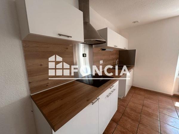 Location Appartement 3 pièces 57 m² - 3 PLACE JEAN JAURES Sainte Tulle 04220