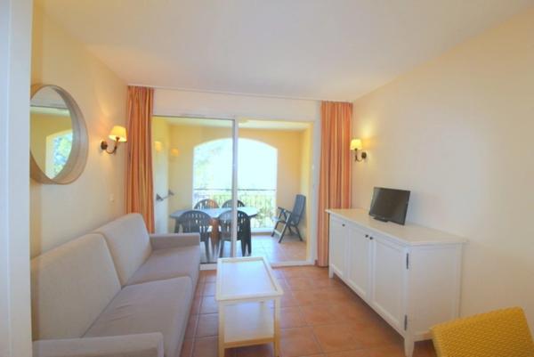 PONT ROYAL EN PROVENCE APPARTEMENT DE 27 M2 VUE LUBERON UNE CHAMBRE MEUBLE EQUIPE UNE PLACE DE PARKING B