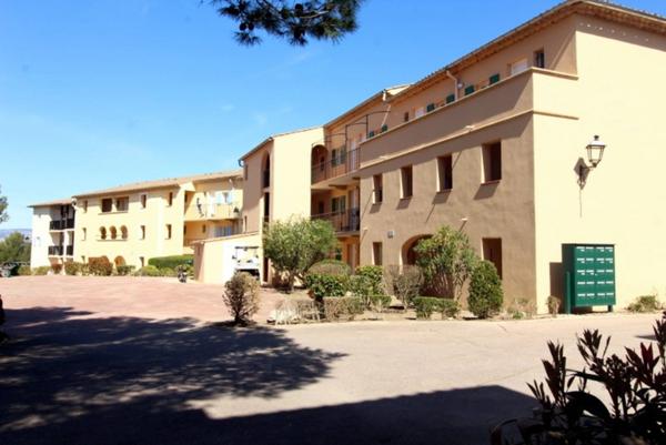 PONT ROYAL EN PROVENCE APPARTEMENT DE 27 M2 VUE LUBERON UNE CHAMBRE MEUBLE EQUIPE UNE PLACE DE PARKING B