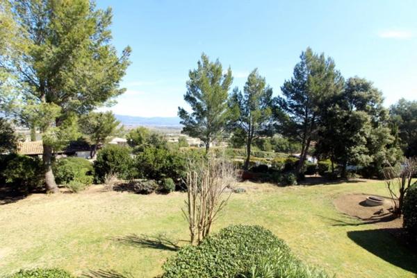 PONT ROYAL EN PROVENCE APPARTEMENT DE 27 M2 VUE LUBERON UNE CHAMBRE MEUBLE EQUIPE UNE PLACE DE PARKING B