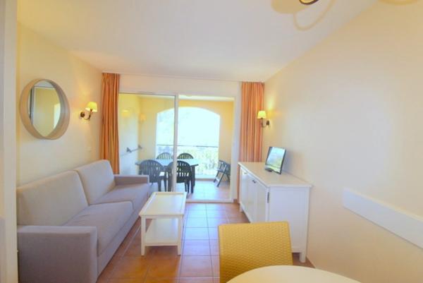 PONT ROYAL EN PROVENCE APPARTEMENT DE 27 M2 VUE LUBERON UNE CHAMBRE MEUBLE EQUIPE UNE PLACE DE PARKING B