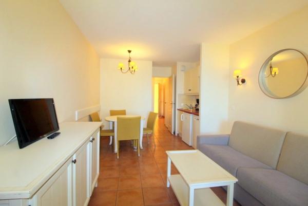 PONT ROYAL EN PROVENCE APPARTEMENT DE 27 M2 VUE LUBERON UNE CHAMBRE MEUBLE EQUIPE UNE PLACE DE PARKING B