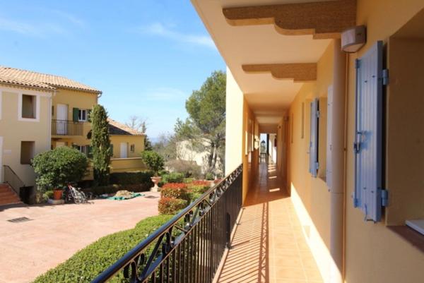 PONT ROYAL EN PROVENCE APPARTEMENT DE 27 M2 VUE LUBERON UNE CHAMBRE MEUBLE EQUIPE UNE PLACE DE PARKING B