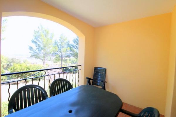 PONT ROYAL EN PROVENCE APPARTEMENT DE 27 M2 VUE LUBERON UNE CHAMBRE MEUBLE EQUIPE UNE PLACE DE PARKING B