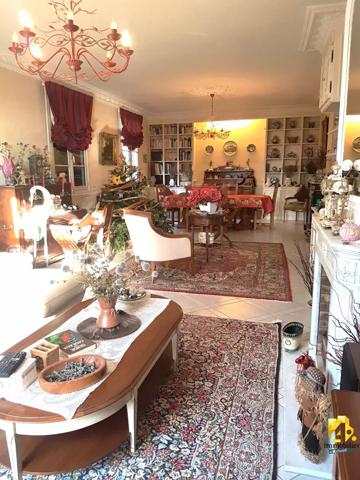 Maison - 7 pièces - 220 m²