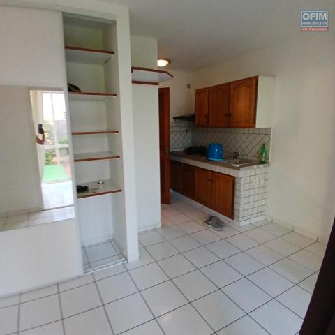 A LOUER Studio/F1 avec cour sur la SALINE LES BAINS