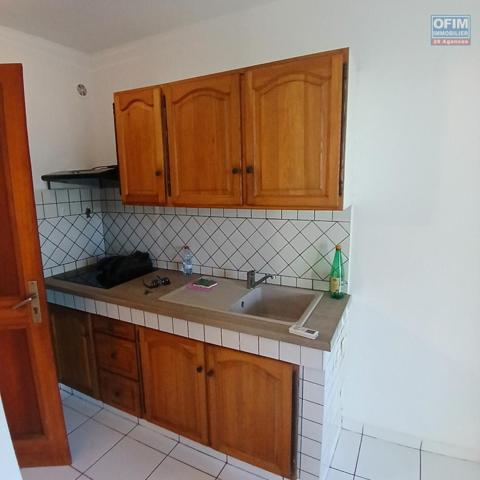 A LOUER Studio/F1 avec cour sur la SALINE LES BAINS