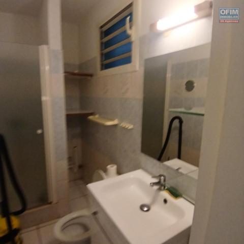 A LOUER Studio/F1 avec cour sur la SALINE LES BAINS