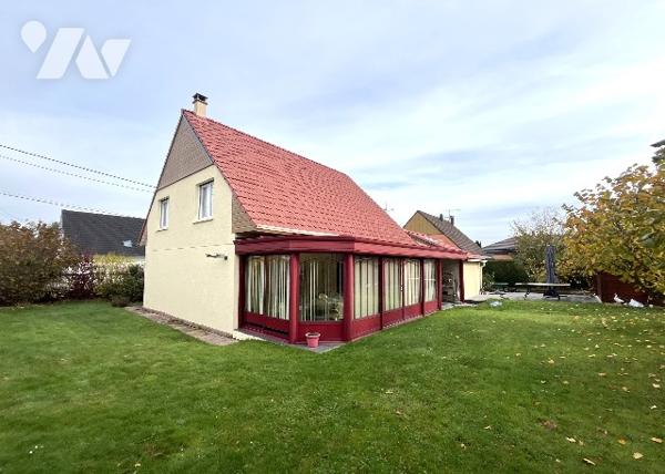 Pavillon de 1985, 4 chambres, garages, véranda, terrasse, chalet et terrain clos.