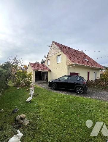 Pavillon de 1985, 4 chambres, garages, véranda, terrasse, chalet et terrain clos.
