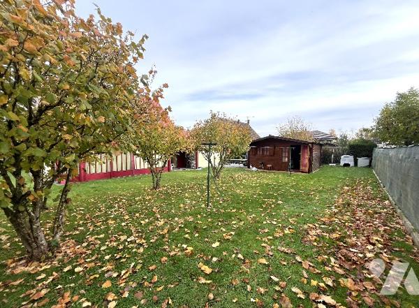 Pavillon de 1985, 4 chambres, garages, véranda, terrasse, chalet et terrain clos.