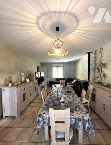 Pavillon de 1985, 4 chambres, garages, véranda, terrasse, chalet et terrain clos.