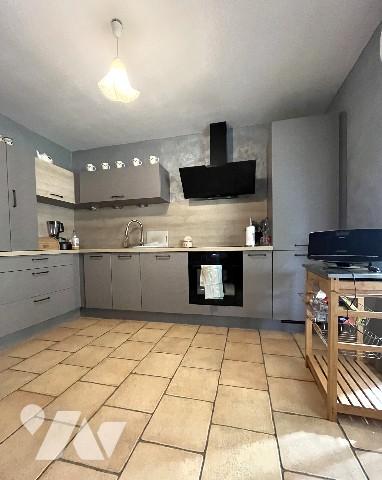 Pavillon de 1985, 4 chambres, garages, véranda, terrasse, chalet et terrain clos.