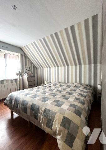 Pavillon de 1985, 4 chambres, garages, véranda, terrasse, chalet et terrain clos.