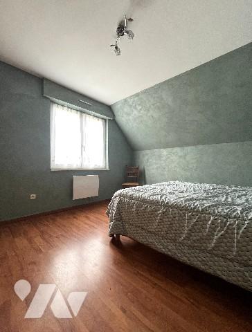 Pavillon de 1985, 4 chambres, garages, véranda, terrasse, chalet et terrain clos.