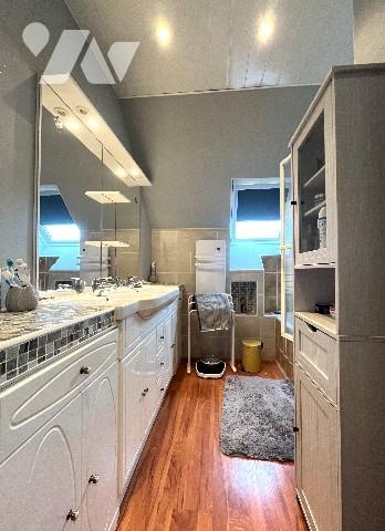 Pavillon de 1985, 4 chambres, garages, véranda, terrasse, chalet et terrain clos.