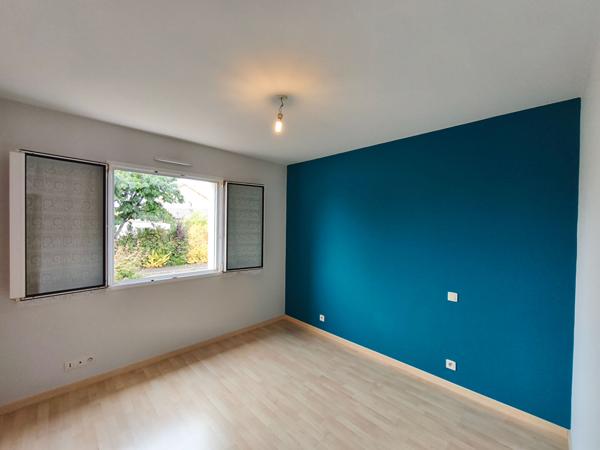 A louer maison familiale située à Saint Laurent De La Plaine composée de 3 chambres et un beau jardin
