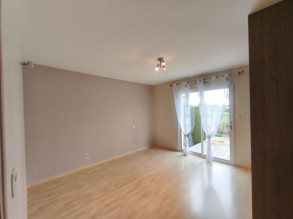A louer maison familiale située à Saint Laurent De La Plaine composée de 3 chambres et un beau jardin