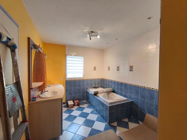 A louer maison familiale située à Saint Laurent De La Plaine composée de 3 chambres et un beau jardin