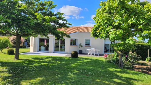 A louer maison familiale située à Saint Laurent De La Plaine composée de 3 chambres et un beau jardin