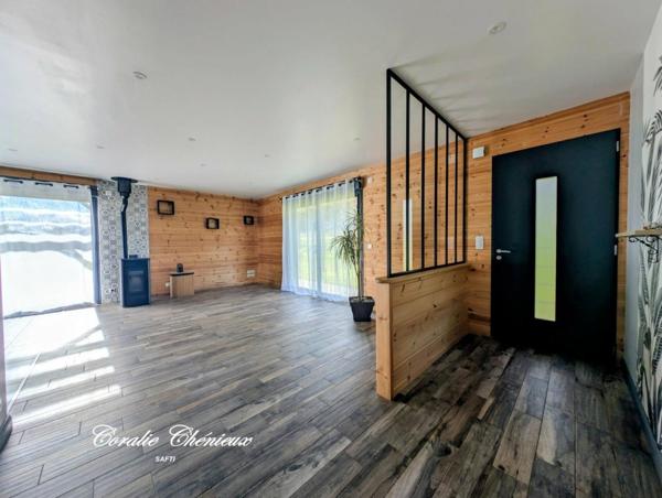 Belle maison en bois récente