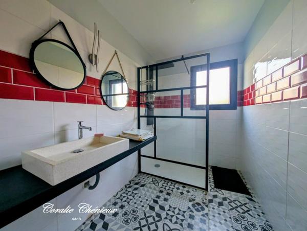 Belle maison en bois récente