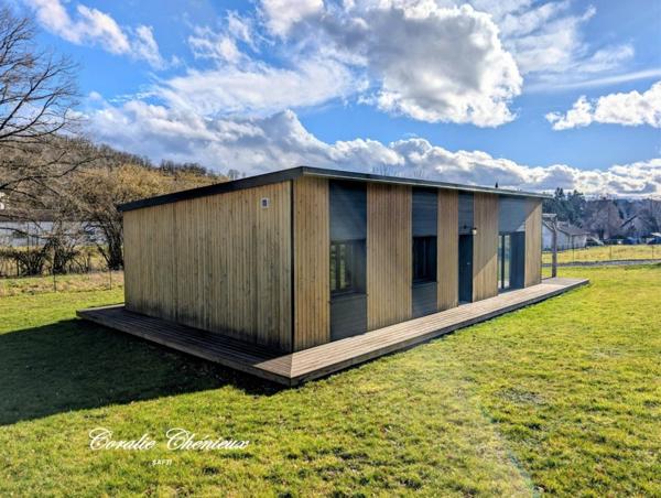 Belle maison en bois récente