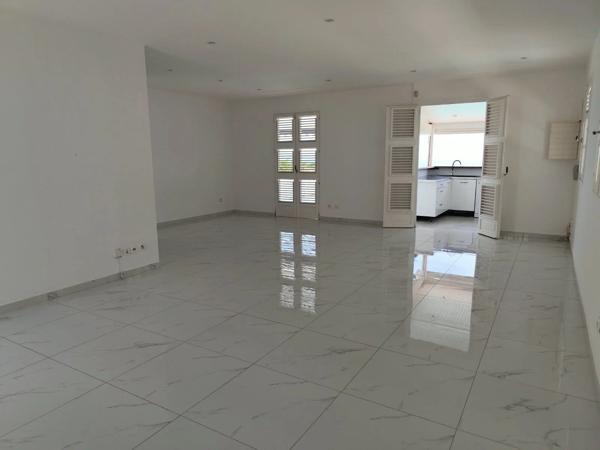 Location                                                      Maison
                        
                     5 pièces                      106 m2                     à Schœlcher
